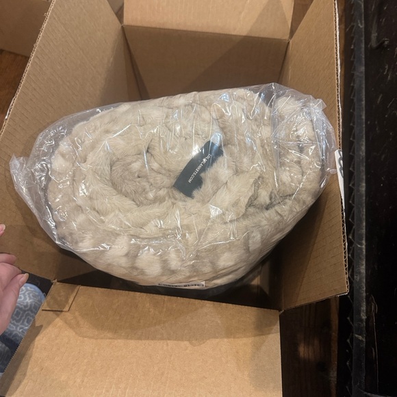 Lola Blankets/Plush Faux Fur Blanket/Throw/Size L/Tan/Cream/NEW! SEALED/NIB! - Picture 14 of 16